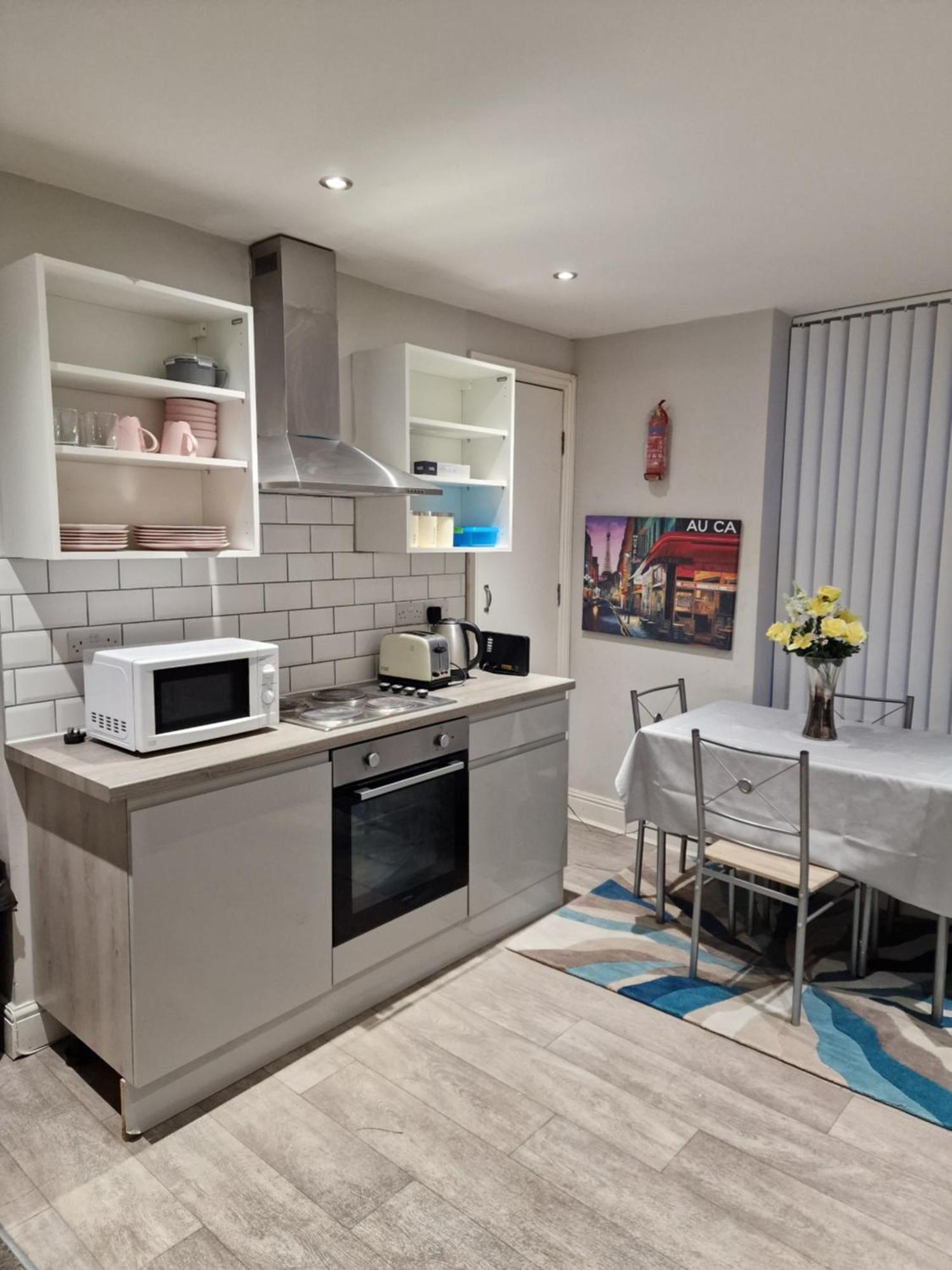 Lovely Double Bedroom Apartment *