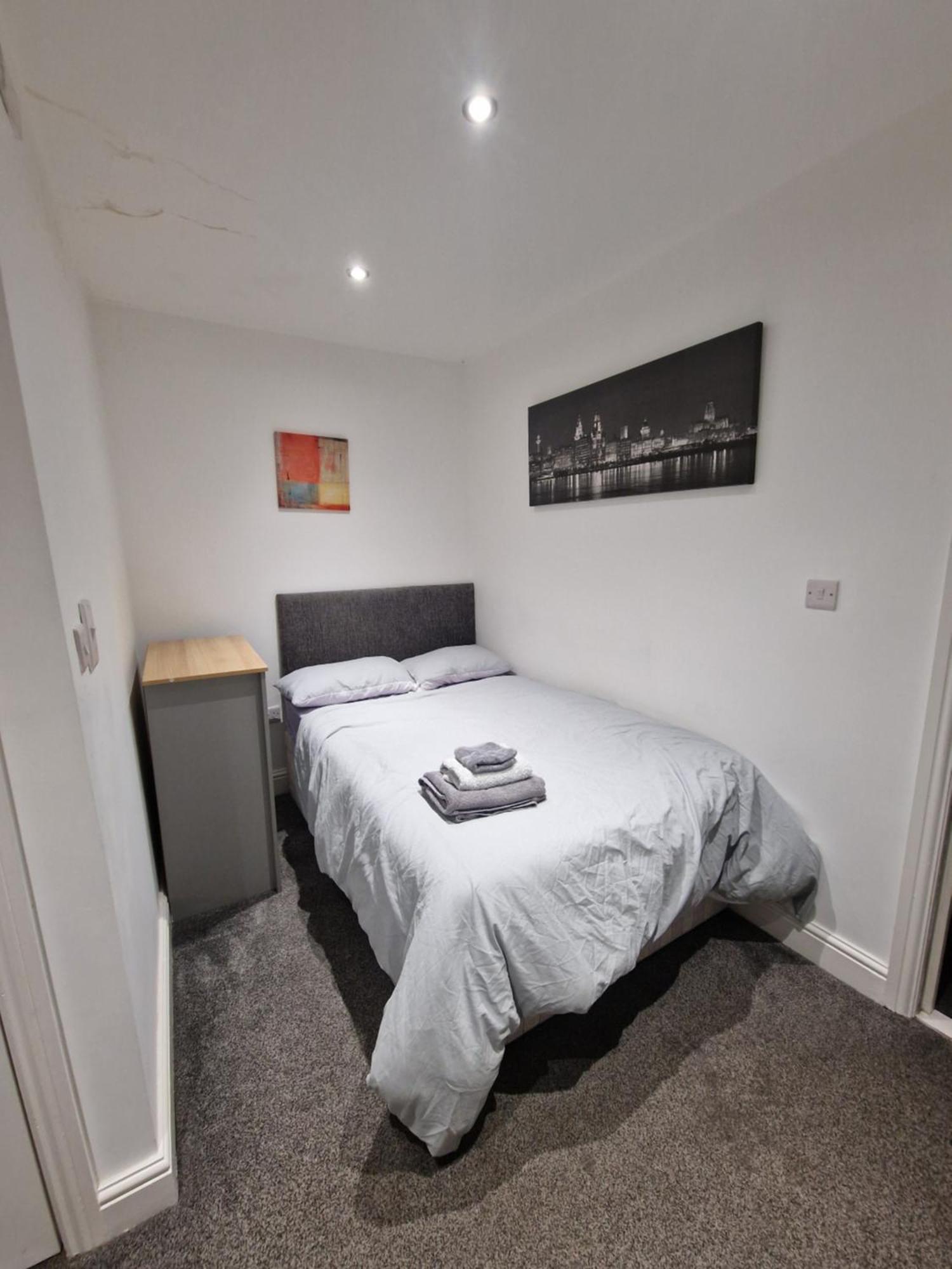 Lovely Double Bedroom Apartment *